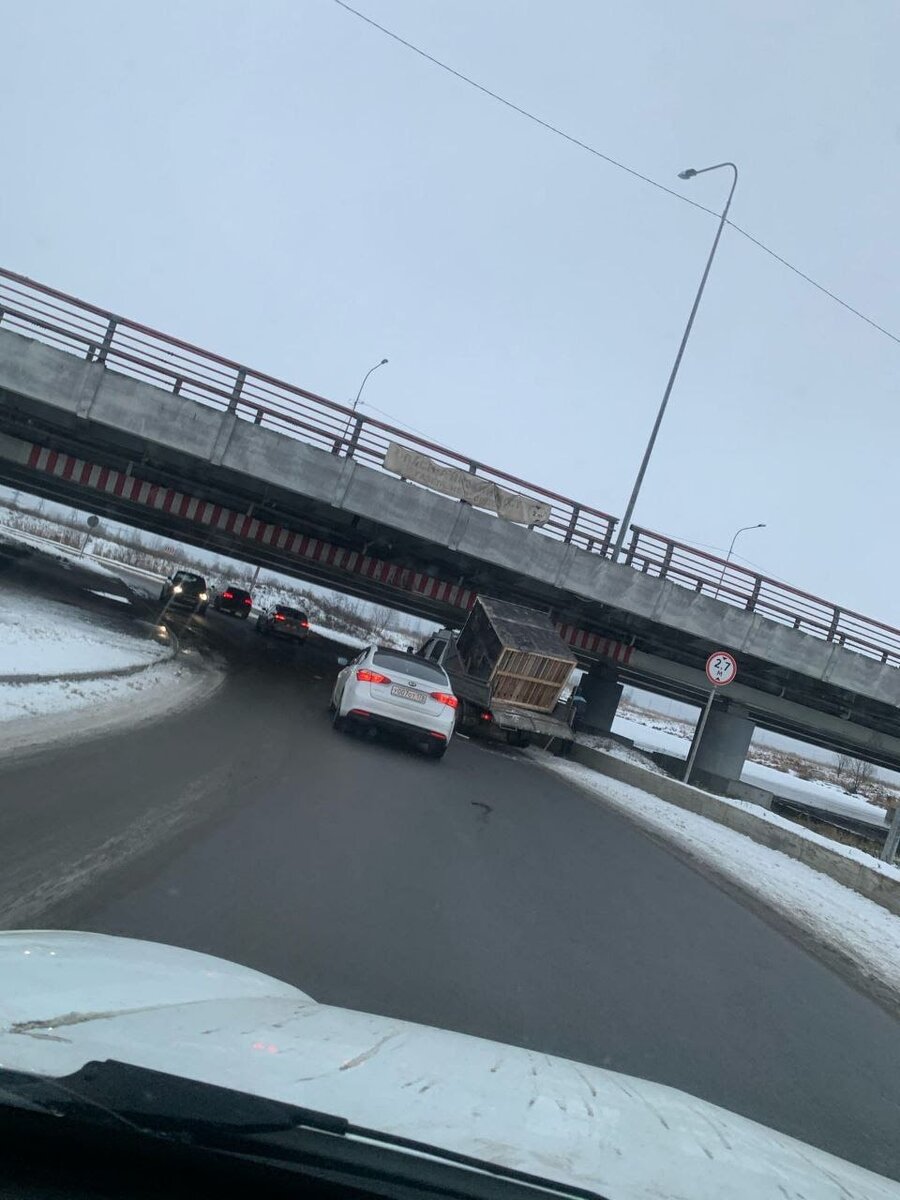 Очередная жертва "моста глупости" в Санкт-Петербурге. Источник: https://twitter.com/FoolsBridge