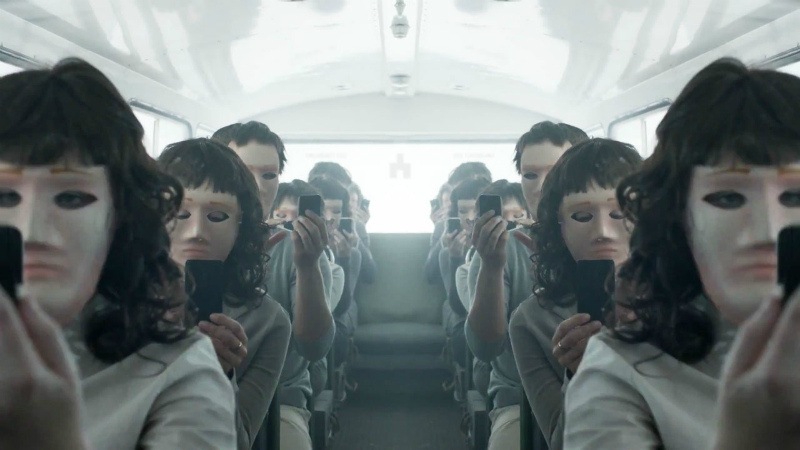 «Черное зеркало»
Интересный сериал, который показывает негативные последствия стремления человека к совершенству.