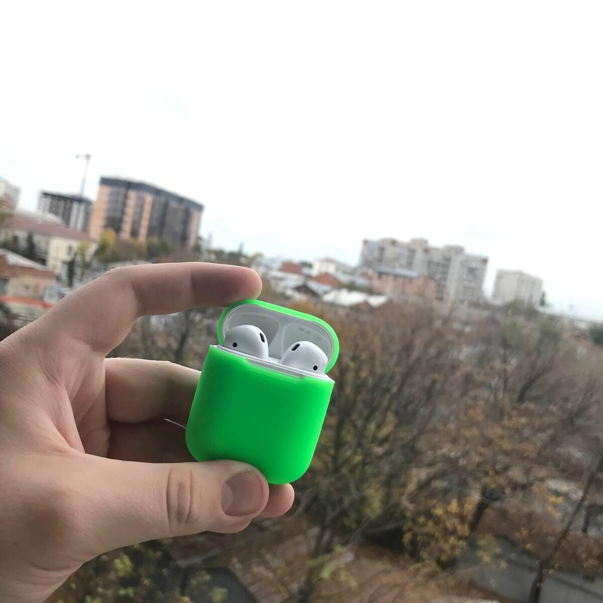Такой чехол еще к ним купил