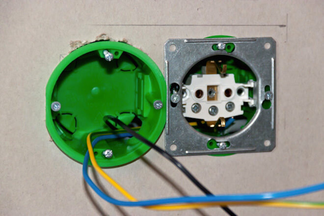 Как провести розетку от розетки: особенности подключения шлейфом