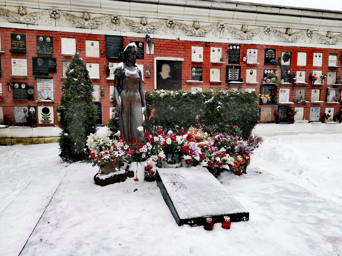 Памятник Данелии на Новодевичьем кладбище
