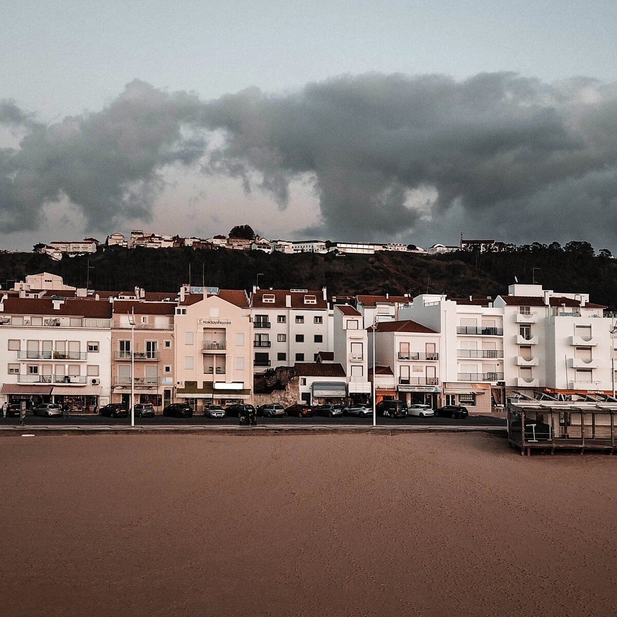 Узкие улочки Назаре выходят прямо к океану. Фото автора