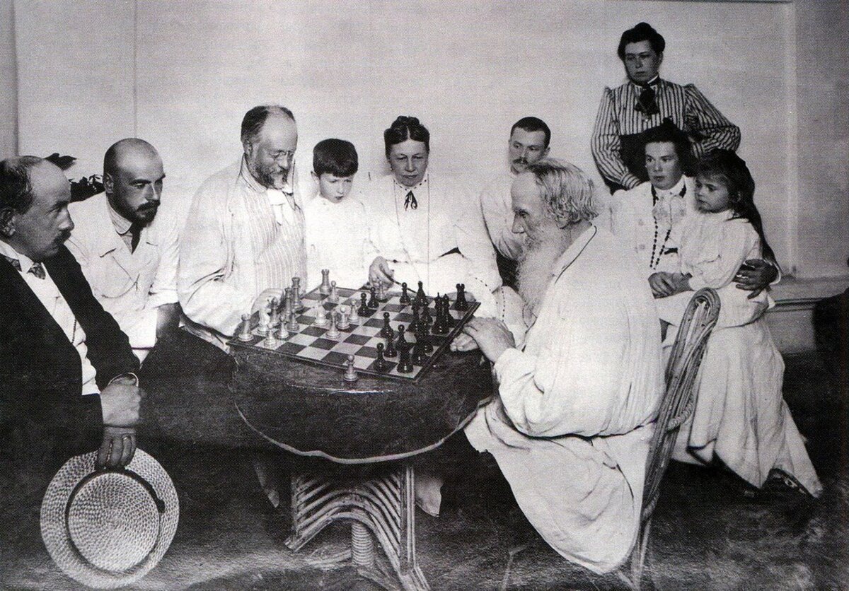 Лев Толстой играет в шахматы с Михаилом Сухотиным. 1900-ые. Фотография: fotostrana.ru