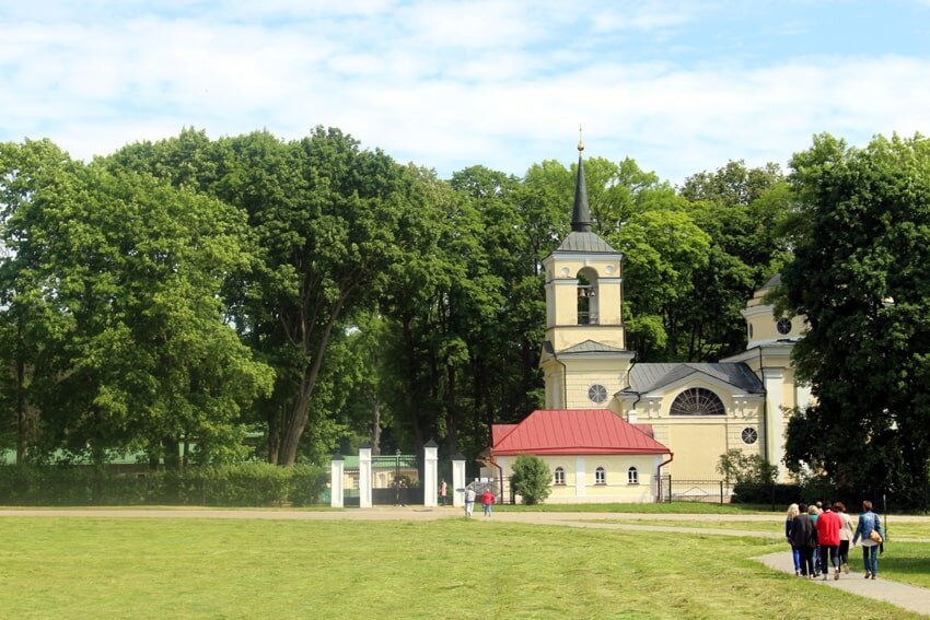 Мценск чернь. Спасское Лутовиново Церковь. Спас Лутовиново Тульская область. Спасское Лутовиново Церковь фотографии. Спасское-Лутовиново английские часы.