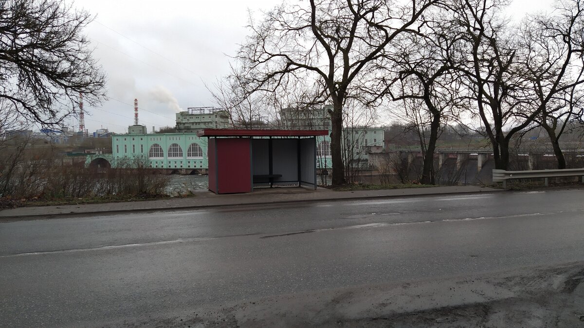 Напротив него остановка, подпортившая чудесный вид на здание ГЭС. Справа видно плотину➡