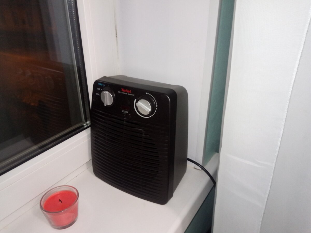 Тепловентилятор на окне.