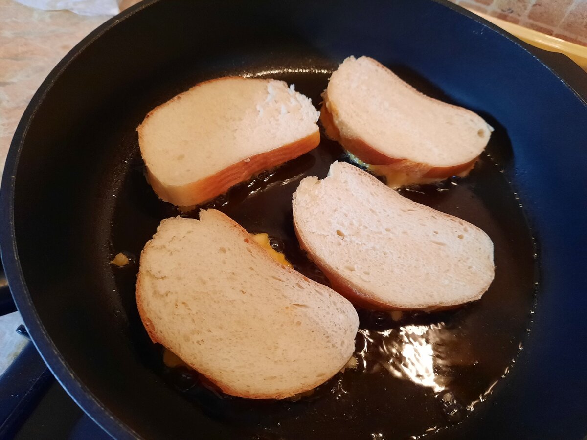 Жарим бутерброды начинкой вниз
