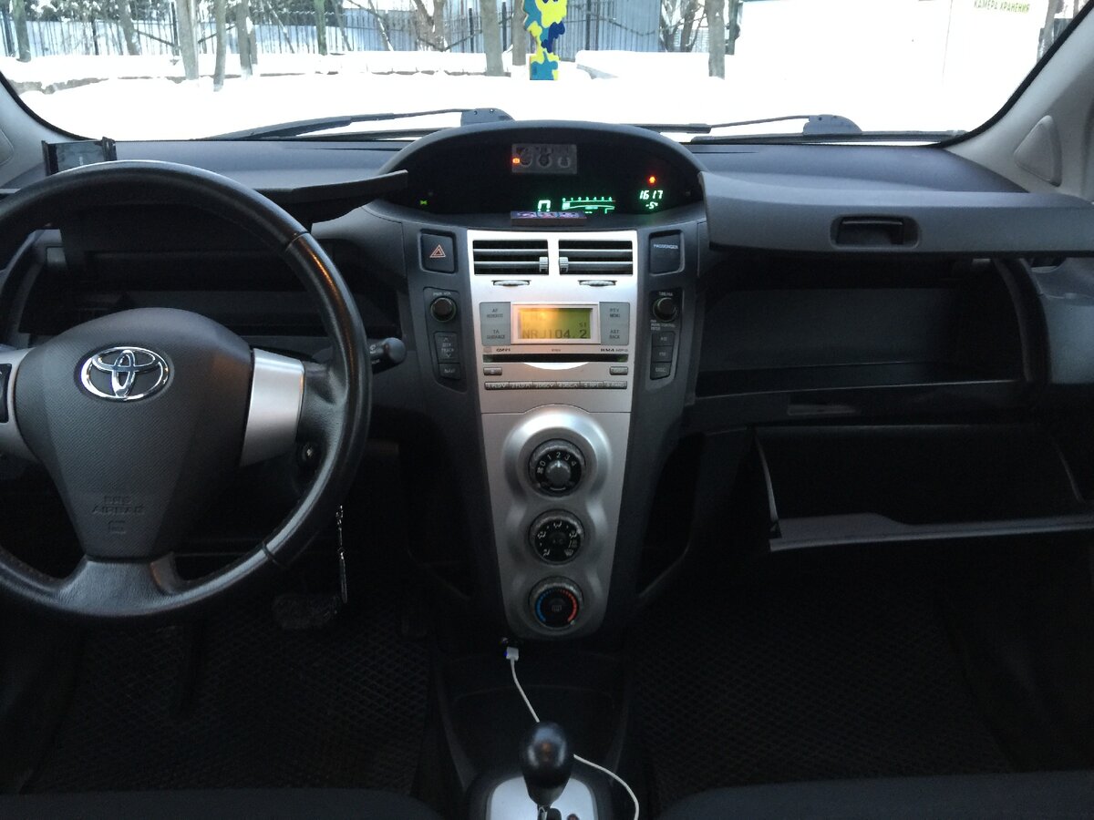 Интерьер Toyota Yaris 2007