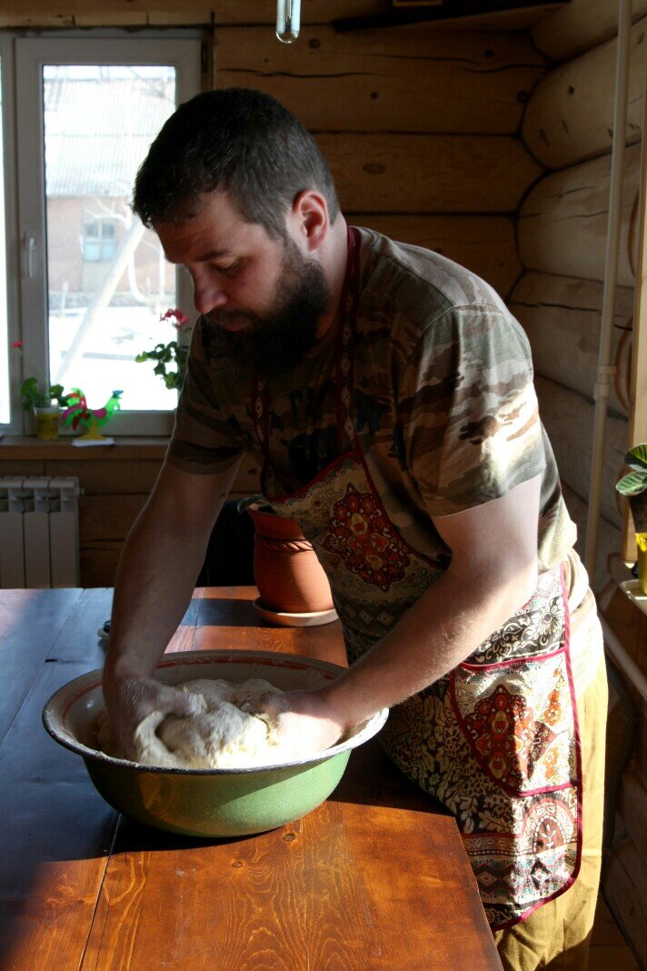 Вымешиваю тесто.