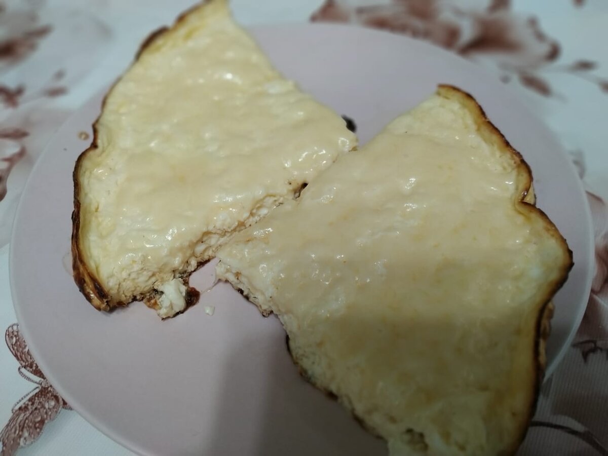Сказать честно, омлет у моего мужа получается куда удачнее чем у меня, хотя готовит он его именно по этому рецепту. 