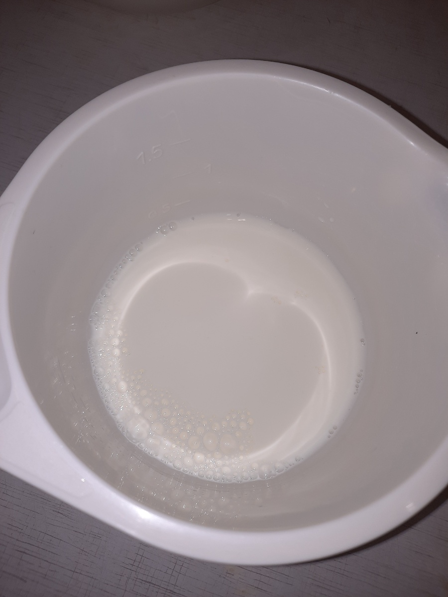 Берём 300мл тёплого Молока. 