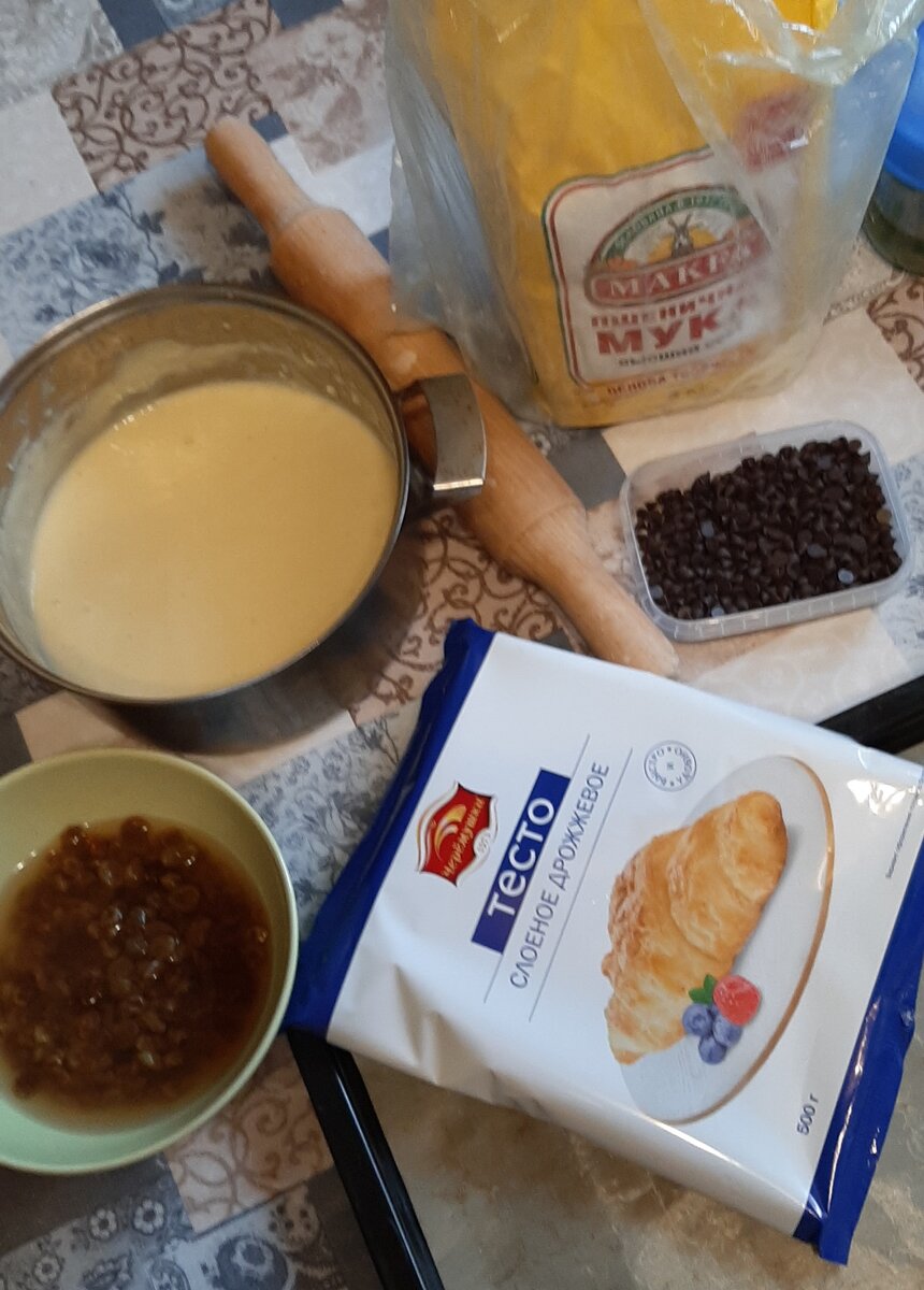 На этом фото у меня уже готов крем. Мои дети не очень любят изюм, поэтому я делала половину булочек с шоколадными каплями.