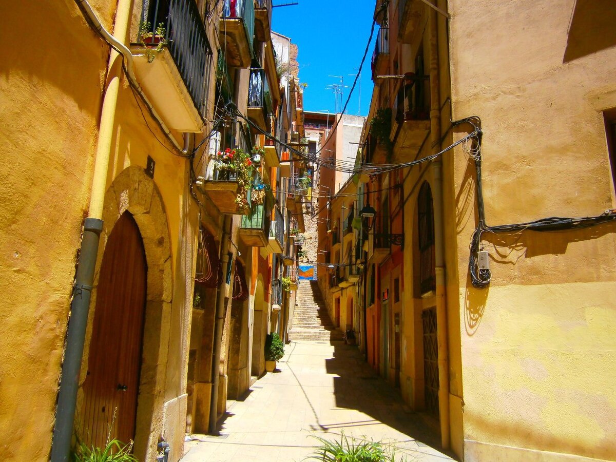 Посмотрите галерею,улочки очень уютные и тихие.                                                                               