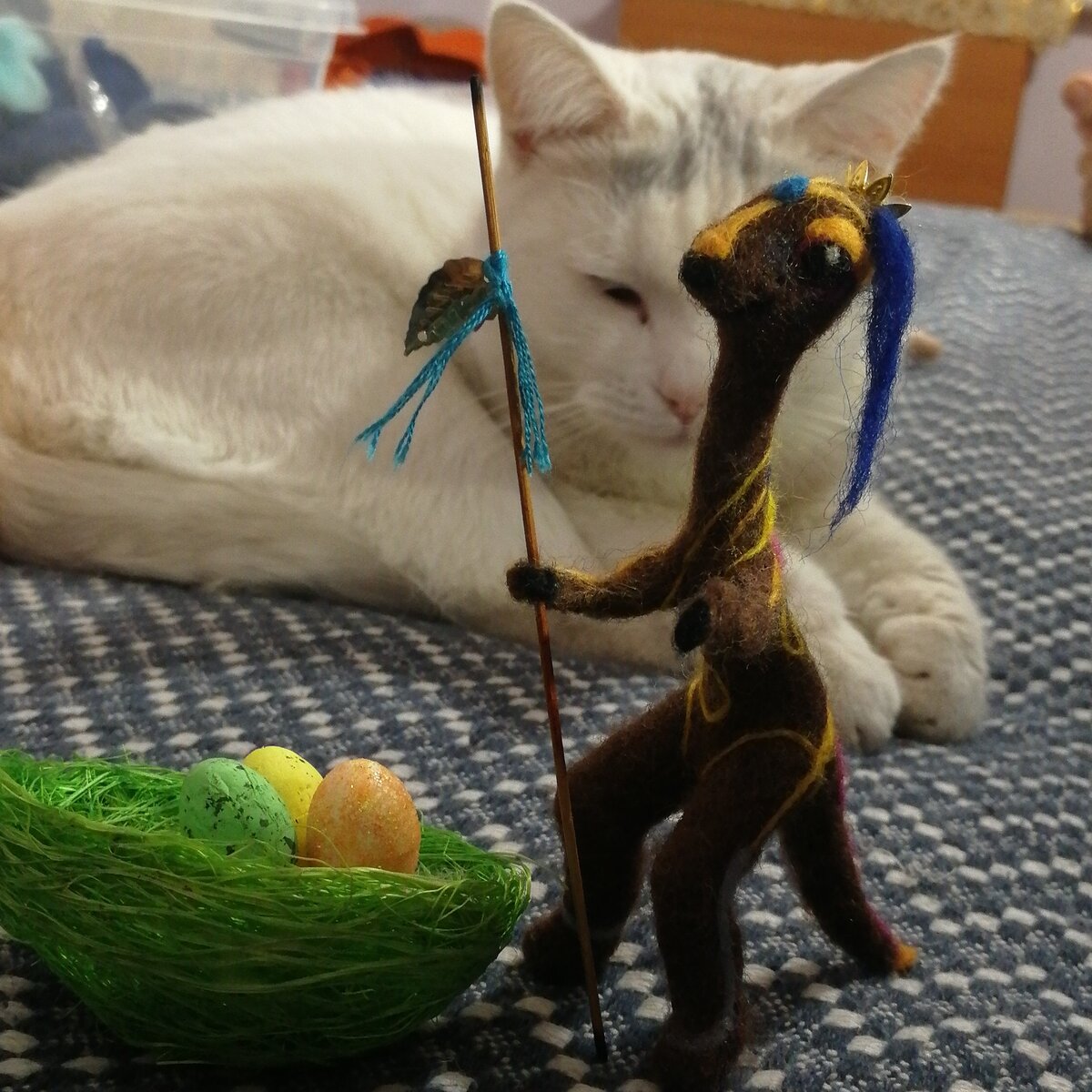 На фоне легендарный кот Белуха, широко известный в узких кругах по сериалу Котопауза 