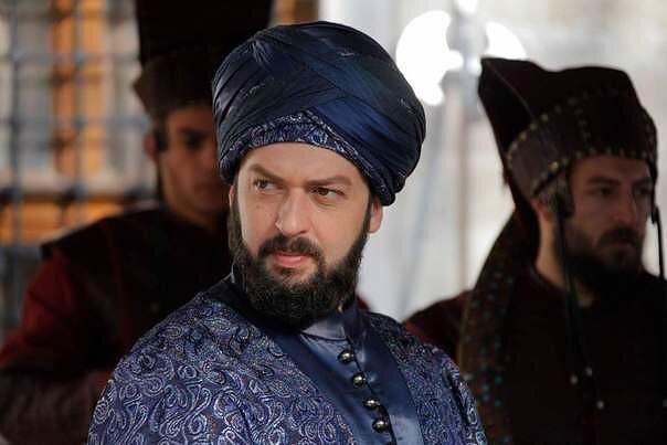 Окан Ялабык в роли Ибрагима в сериале " Великолепный век"  фото : https://sultan-tv.ru/ibragim-pasha-foto?filter_by=random_posts