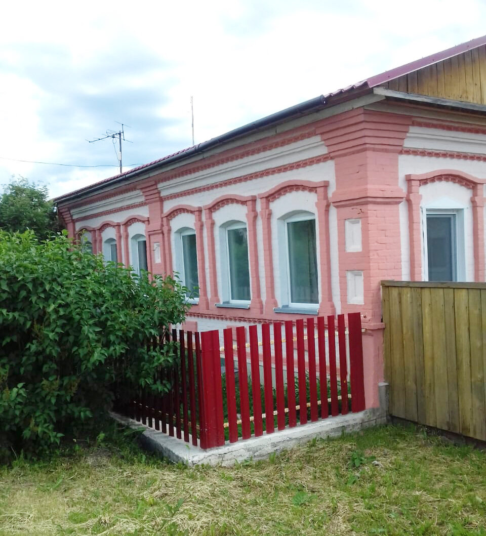 Так дом выглядел в мае, когда мы только заселились.
