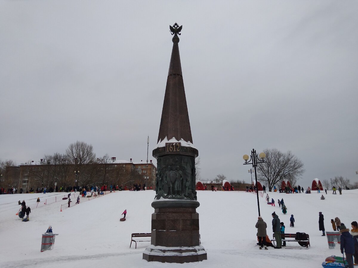 Россия. Москва. Сквер у Ростокинского акведука. Стела в честь 400-летия победы Народного Ополчения под предводительством К.М. Минина и Д.М. Пожарского