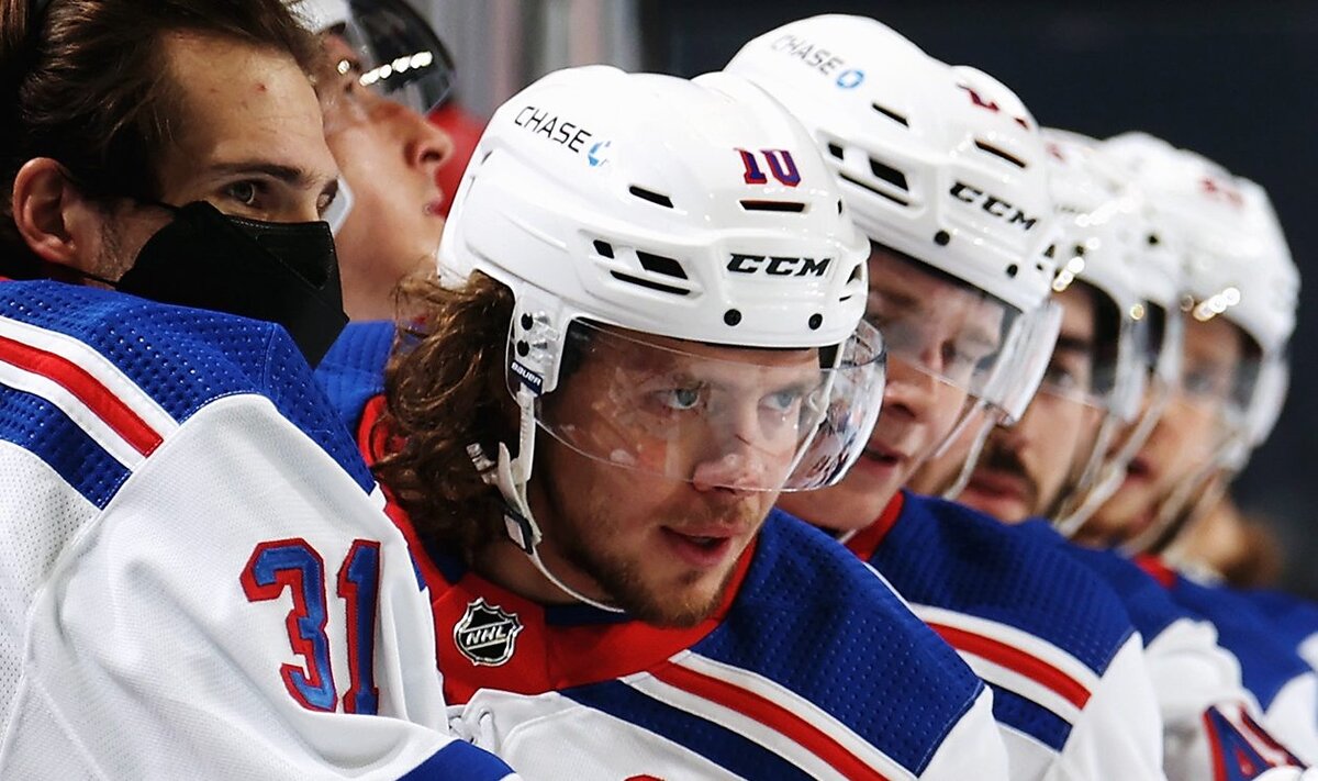 «Нью-Йорк Рейнджерс» при участии Артемия Панарина и Павла Бучневича взял два очка в гостях у «Филадельфии» (3:2 по буллитам), а Евгений Малкин двумя пасами поспособствовал победе «Питтсбурга» над «Айлендерс» (4:1).