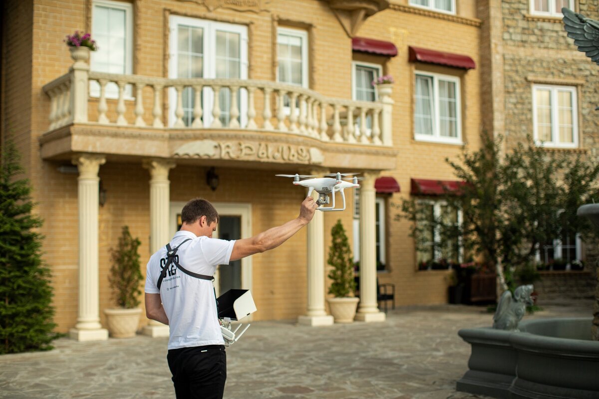 Пилот нашей студия  STEP-WEDDING запускает квадрокоптер DJI Phantom 4 PRO для съёмок утренних сборов жениха 
