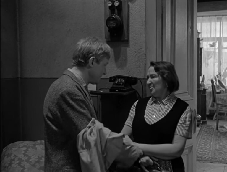 Общий телефон в коридоре. Кадр из фильма «Берегись автомобиля» (1966). Скриншот. Источник - YouTube.