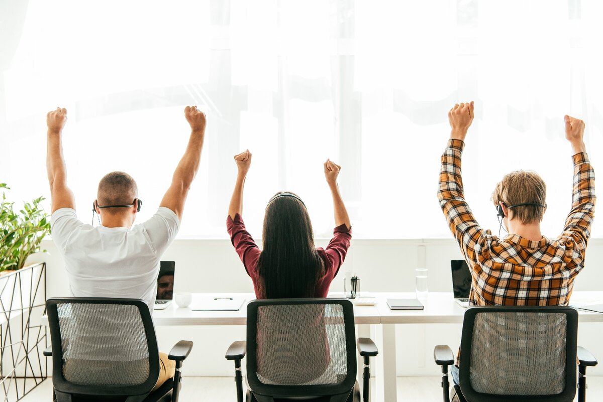 Keep business. Heads and hands офис. Офис над головой. Руки над столом подняты. Фото пустой руки над столом.