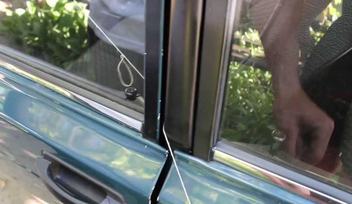 при помощи линейки и веревки