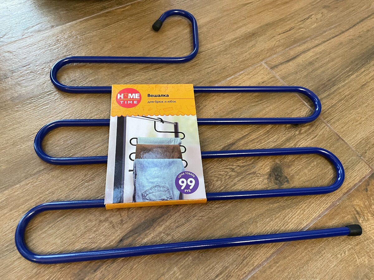 "Позирующая"  на полу вешалка, лежит без дела:)