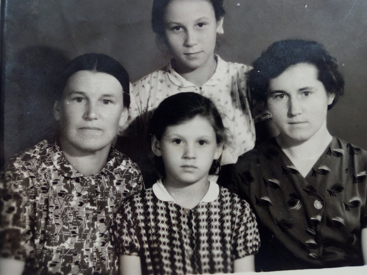 На этом фото мама и мои сестры. Галя, старшая сестра (со стрижкой), сшила это прекрасное платье себе сама. Она шила очень хорошо. А на маме блузка из пестрого репса, на мне платье из какой-то прекрасной шелковистой ткани с воротничком и на Ане белое платье из майи. Это всё мама себе и нам сшила перед нашей поездкой в Барнаул к Гале. В магазинах в селе не было НИЧЕГО из детских платьев. Это, кажется, лето 1961года.