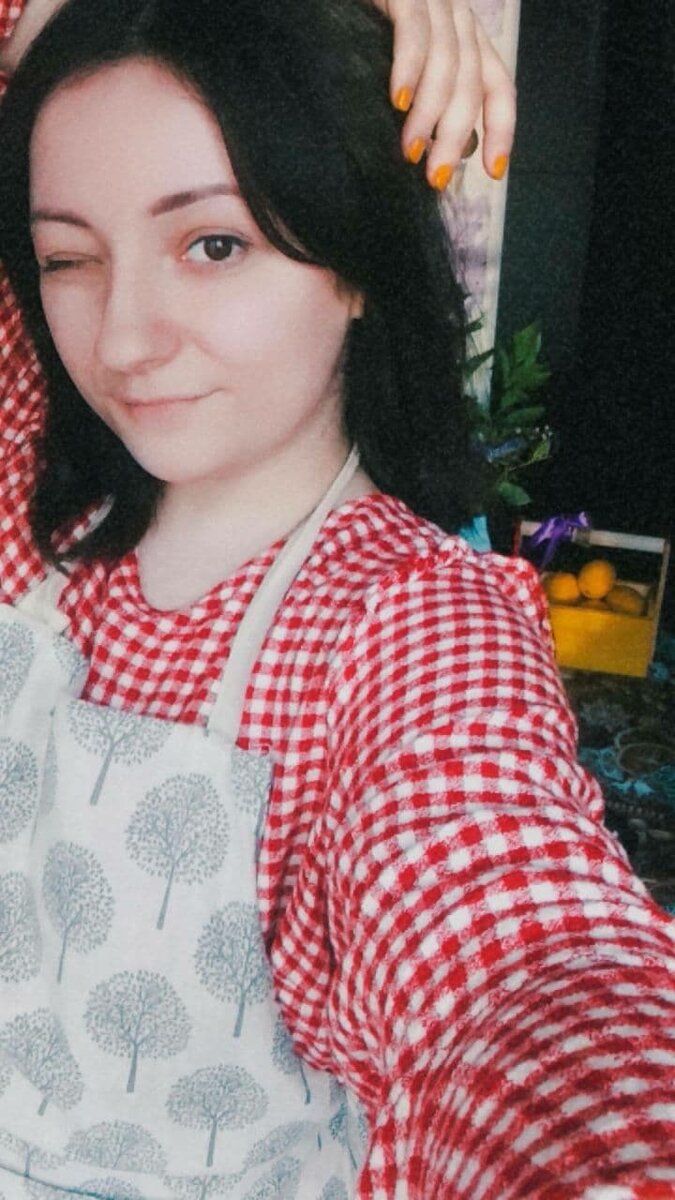 Это ваша хозяюшка в льняном фартуке на любимой кухне