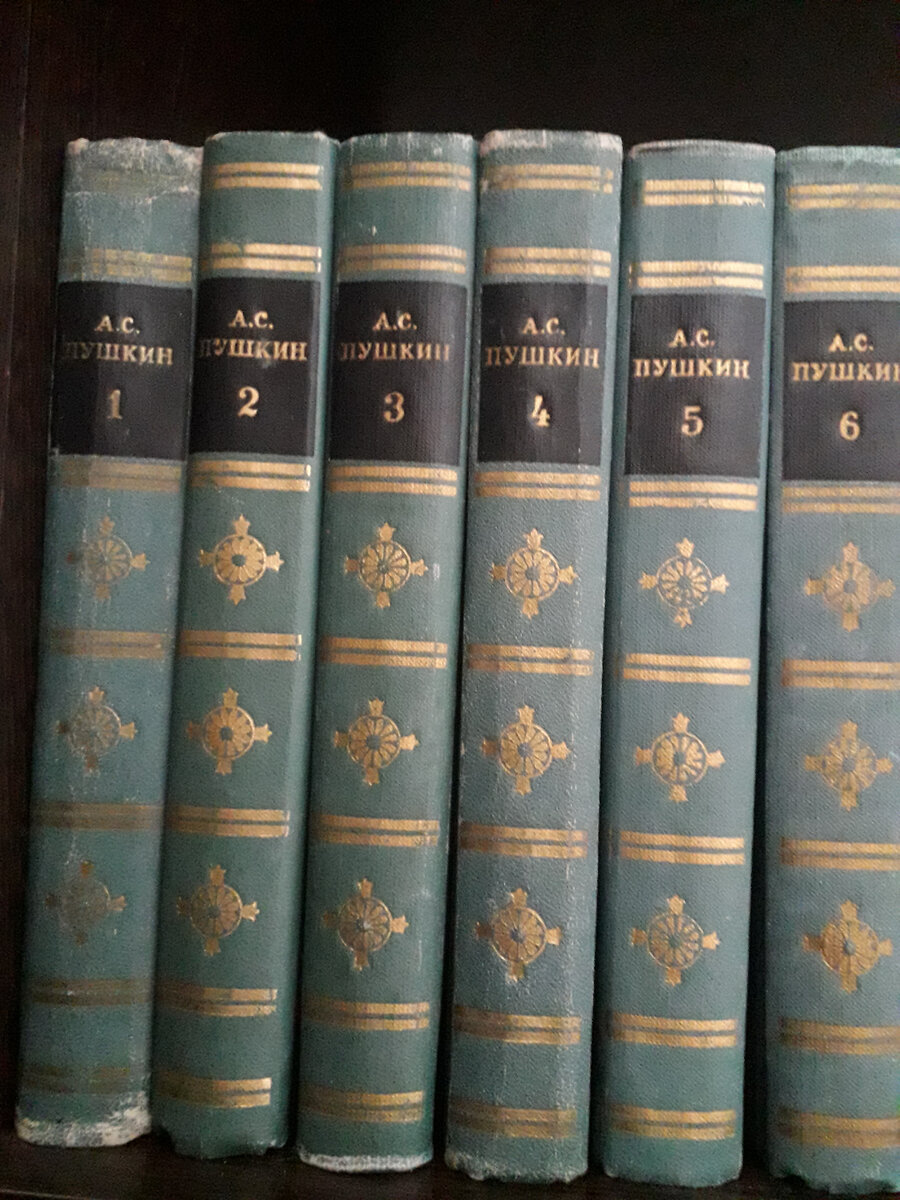 В книжном шкафу стоят два тома собрания сочинений