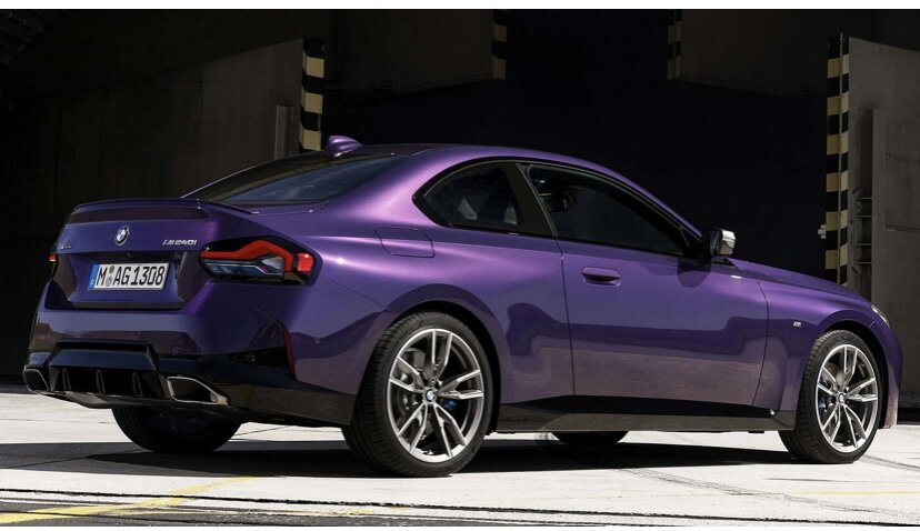 BMW M240i xDRIVE COUPE – ОСОБЕННОСТИ.

Динамические характеристики и особенности дизайна BMW M240i xDrive Coupe.

Захватывающая динамика и эффектный внешний облик. Благодаря рядному 6-цилиндровому бензиновому двигателю BMW M TwinPower Turbo мощностью 387 л.с. (285 кВт) и высокотехнологичным спортивным компонентам, таким как адаптивная подвеска M, дифференциал M Sport или адаптивное спортивное рулевое управление, BMW M240i xDrive Coupe отличается невероятно ярким и динамичным характером, сочетающим в себе мощь, маневренность и безупречную управляемость. Высокие спортивные амбиции модели дополнительно подчеркивают аэродинамический пакет M и пакет M Technology. Особые элементы дизайна M цвета "Серый Церий" и эксклюзивные детали отделки салона дополняют атлетичный образ. 