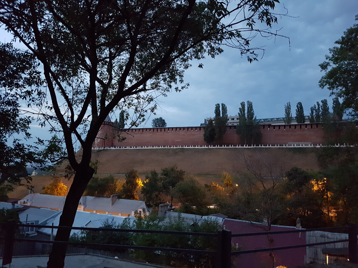 Вид со смотровой площадки на стены нижегородского Кремля