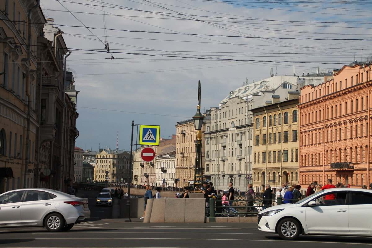 Река Мойка. Вид на Невский проспект. В конце реки был дом мера Собчака, но это было -когда мэром стал Собчак.(фото Автора).
