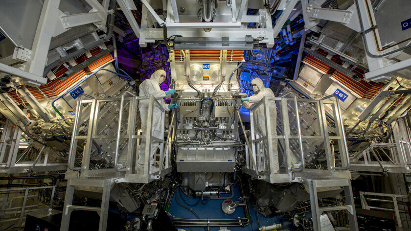    В установке есть лазер, состоящий из 192 лучей, сходящихся вместе, чтобы заставить крошечную капсулу с водородным топливом взорваться и запустить процесс ядерного синтеза. Фото: Jason Laurea/Lawrence Livermore National Laboratory