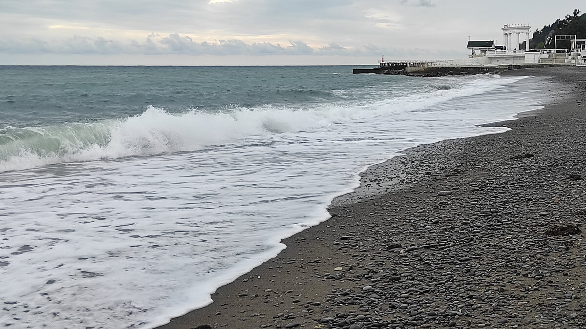 Бродишь, бывало, по безлюдному пляжу, наслаждаешься шумом волн. А тут звонок. Из налоговой. Корректировку, говорят, надо.