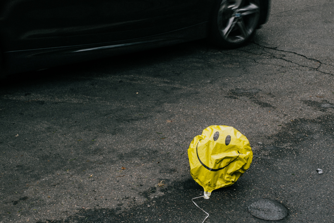 Печалька, в виде почти сдутого шарика. Photo by Nathan Dumlao on Unsplash.