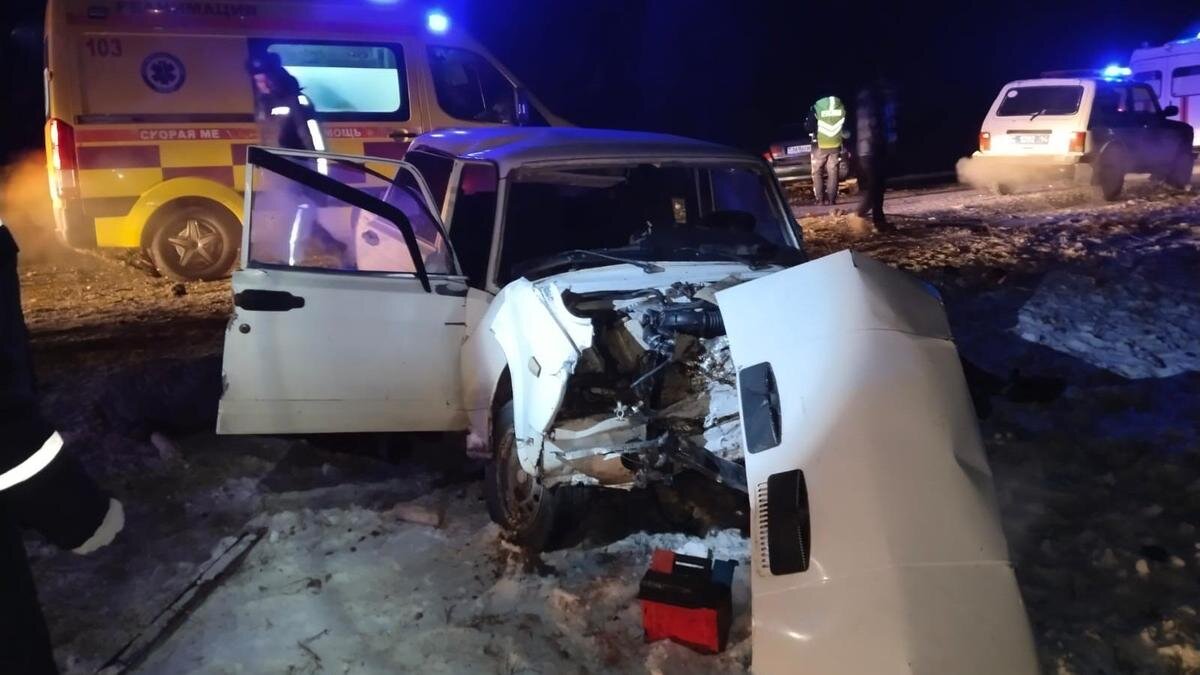    Автомобили Mazda и "ВАЗ" столкнулись на трассе:очевидцы