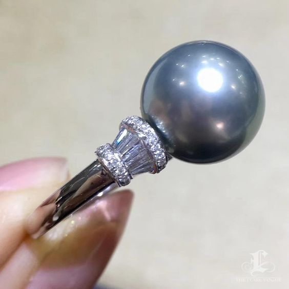 Жемчужина тёмно-стального оттенка серебра
