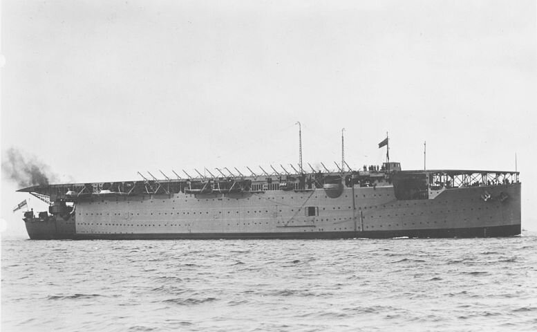 Британский HMS Argus - первый в мире авианосец с плоской полётной палубой, но перестроенный из корпуса пассажирского лайнера