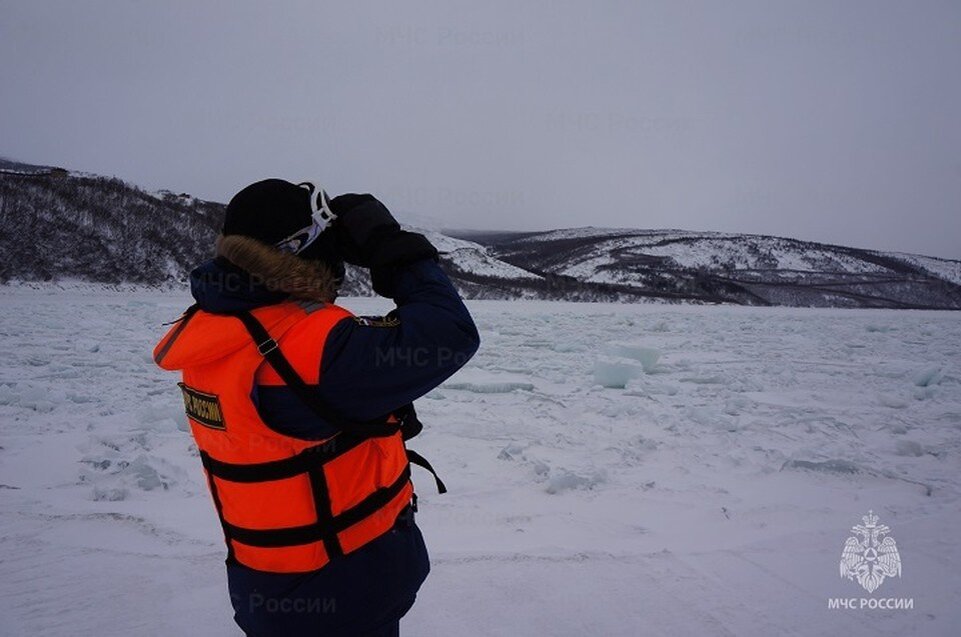     Рыбакам удалось покинуть автомобиль вовремя  ГУ МЧС России по Магаданской области