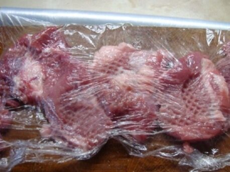 Берём свинину 1кг.Режем на кусочки,и хорошо отбиваем. Затем нужно посолить ,поперчить с обеих сторон.И добавить приправу для шашлыка.