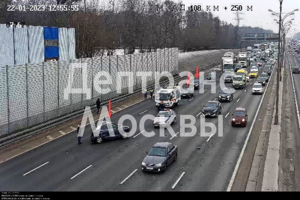     На месте аварии работают оперативные службы города  Департамент транспорта Москвы