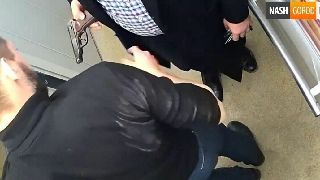    Нападение на лифт произошло на Мельникайте, 2к8. Двое мужчин зашли в лифт, после чего один стал хвастаться перед другим пистолетом. Но «понтоваться» он решил не только видом оружия, направив дуло на панель с кнопками, тюменец выстрелил.