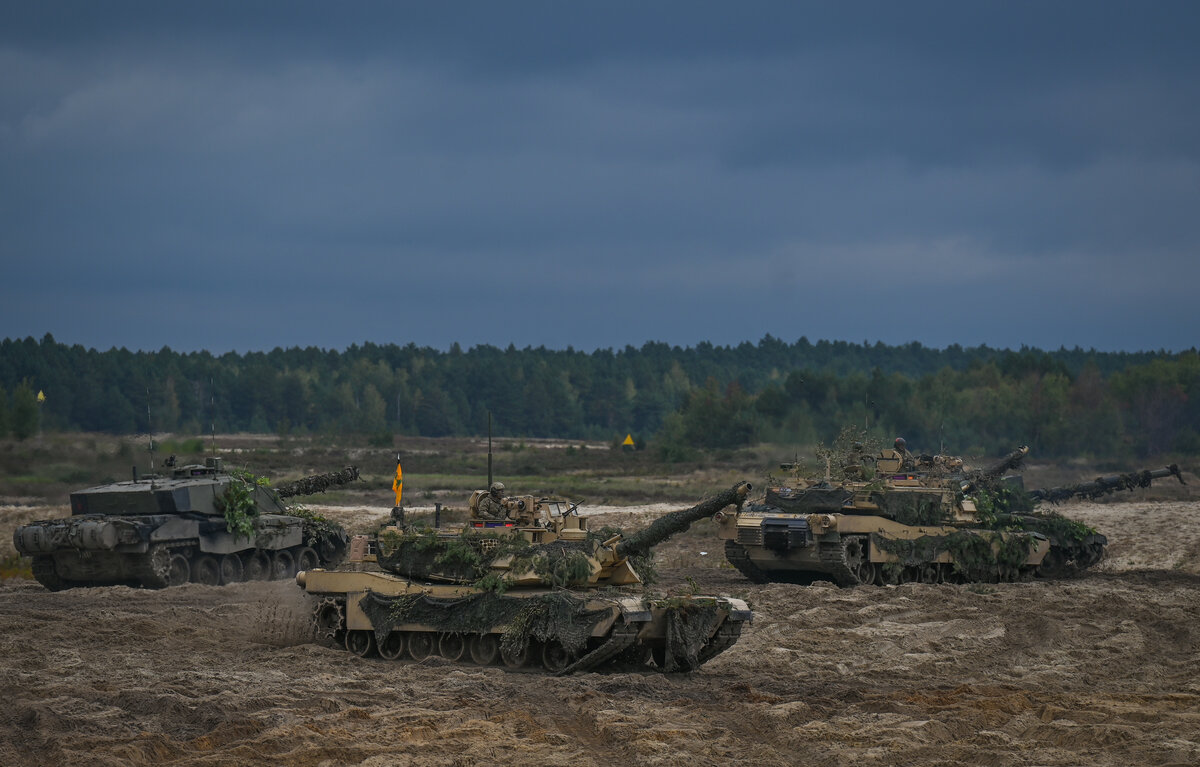    Танки Abrams и Leopard  Artur Widak via Reuters Connect