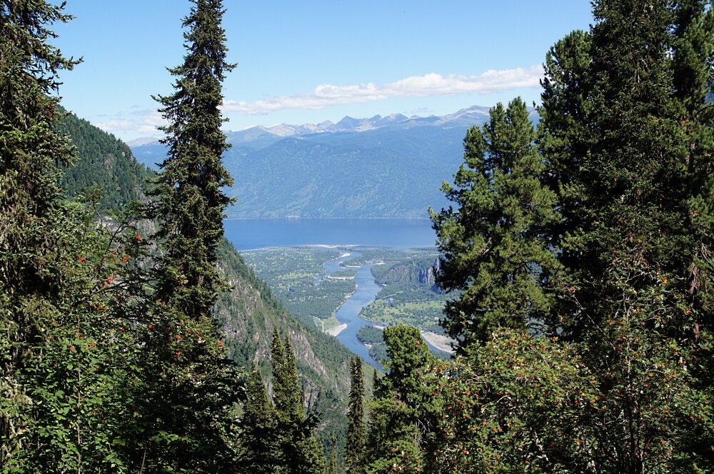 Вид на Золотое озеро. Яндекс Картинки. Фотокоррекция автора.