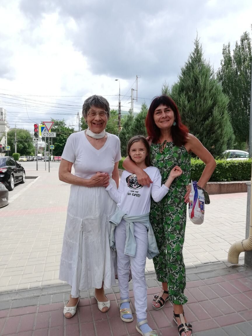 Фото автора. Первое, второе и четвертое поколение)) Третье фотографирует)) 