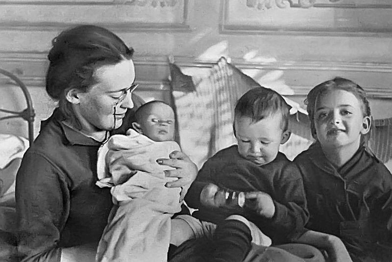 Елизавета Юрьевна Скобцова (Мать Мария, 08.12.1891-31.03.1945, лагерь смерти Равенсбрюк) со своими детьми Анастасией (04.12.1922-07.03.1926 - умерла от менингита), Юрием (27.02.1921-01.02.1944, погиб в лагере Дора-Миттельбау) и Гаяной (18.10.1913-30.06.1936, скоропостижно скончалась в Москве от брюшного тифа). 