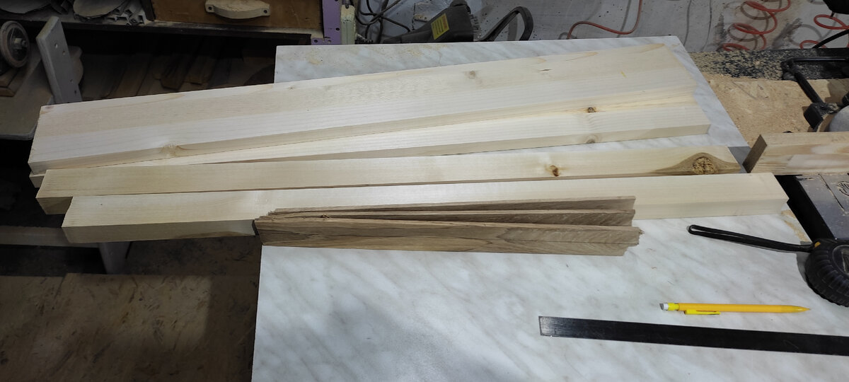 Здесь заготовки на изготовление трех часов, диаметром 240мм.