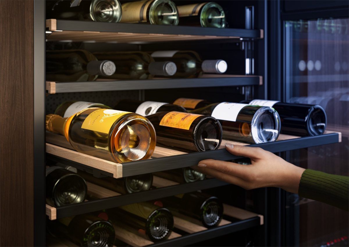 Использование шкафа. Снимок из https://elektro.at/2022/09/22/neu-aeg-weinklimaschrank-8000-perfect-shelving-cellar/