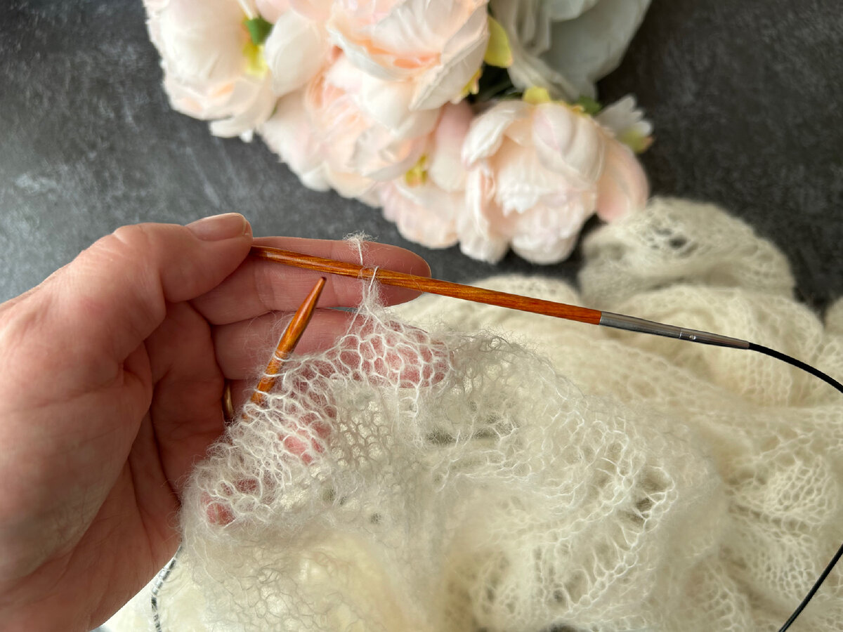 для вязания из тонкой и пушистой пряжи больше подходят деревянные спицы